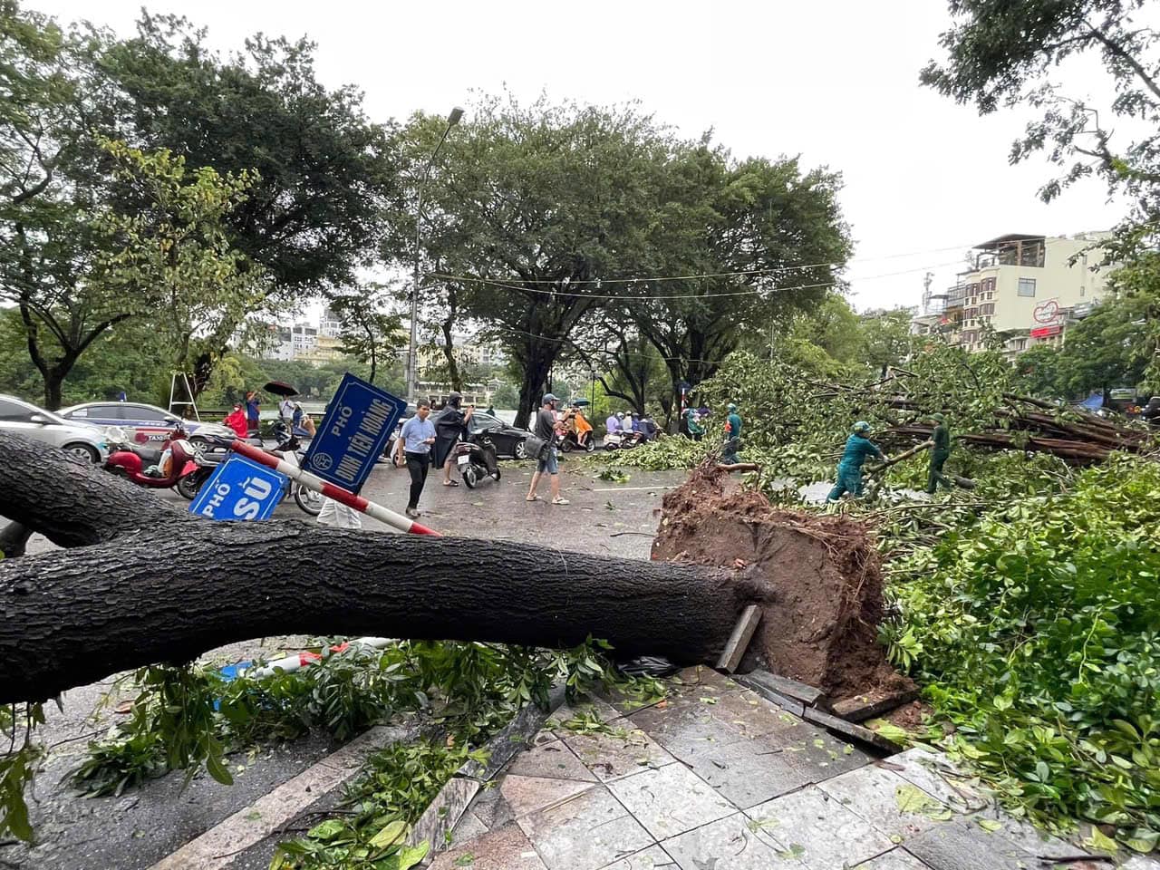 Con đường của những "n&agrave;ng thơ" ở H&agrave; Nội tan hoang sau b&atilde;o Yagi- Ảnh 19.