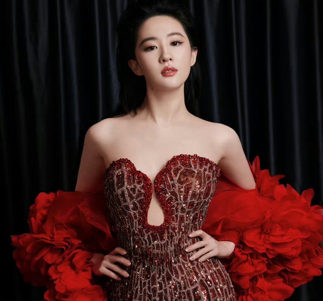 Lưu Diệc Phi lại bị chê chỉnh ảnh quá đà- Ảnh 4. Lưu Diệc Phi lại bị chê chỉnh ảnh quá đà- Ảnh 4.