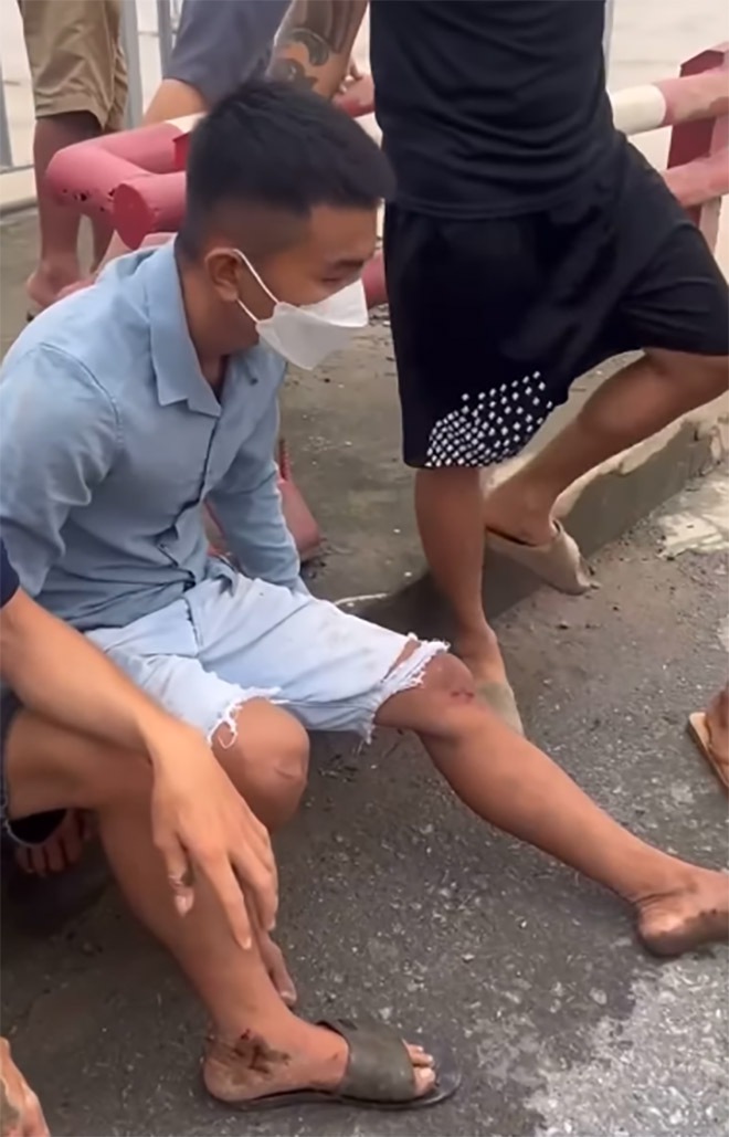 Hai thanh ni&ecirc;n tho&aacute;t chết trong vụ sập cầu Phong Ch&acirc;u, người v&agrave; xe rơi xuống ch&acirc;n cầu- Ảnh 3.