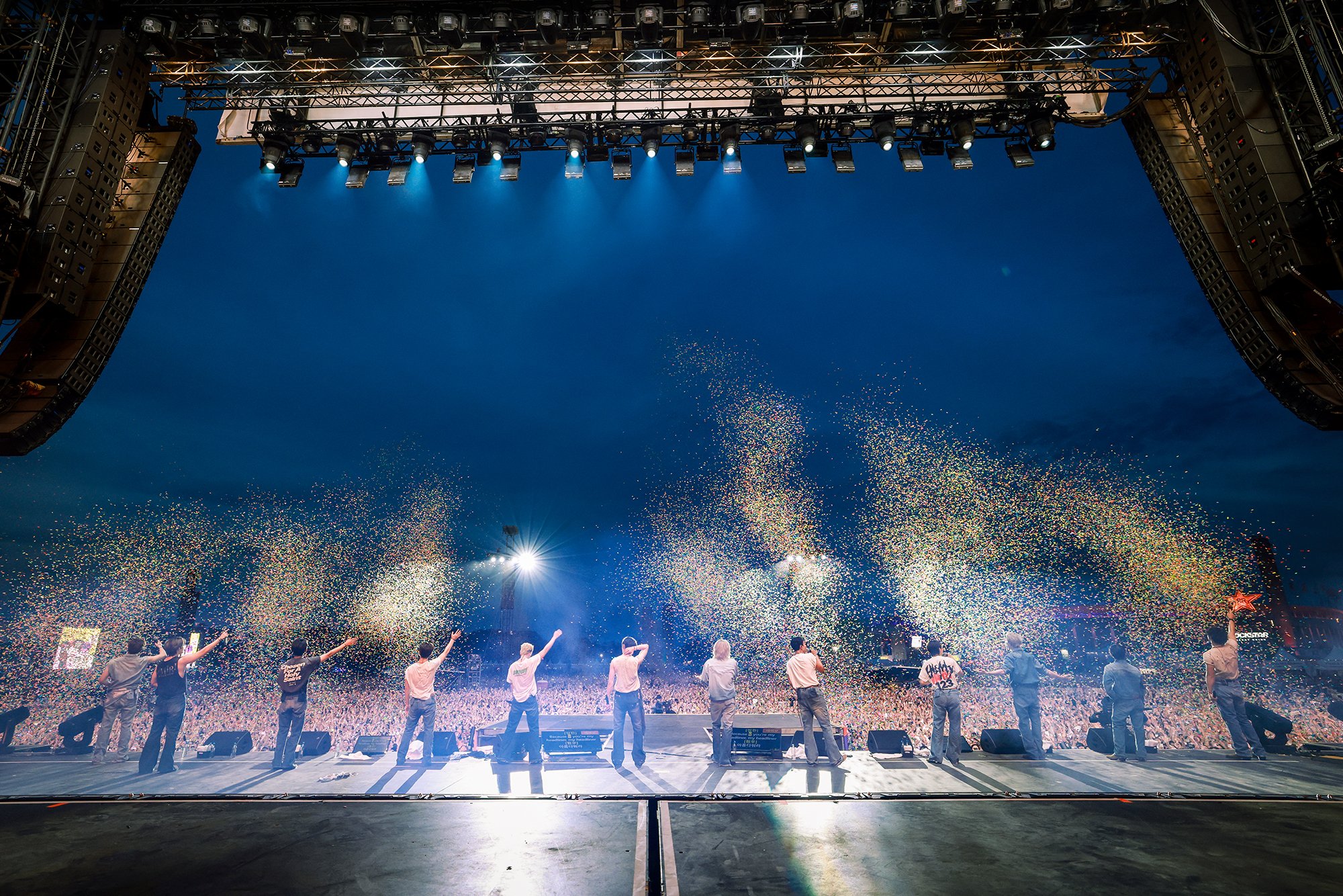 90 phút live “nuốt mic" biến đại nhạc hội châu Âu thành concert riêng của nhóm nam “giả vờ nổi tiếng"!- Ảnh 2.