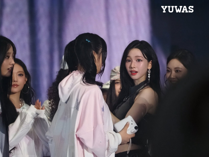 Lễ trao giải "flop" nhất 2024: Hai nhóm nữ bị cha đẻ BTS "giẫm đạp" có khoảnh khắc để đời, hàng loạt giải thưởng gây tranh cãi- Ảnh 4.