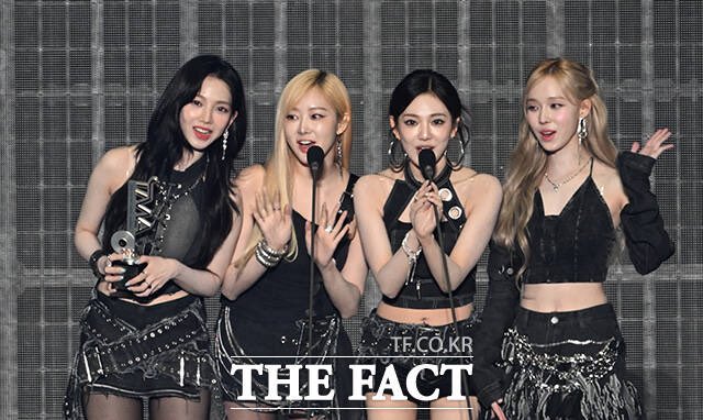 Lễ trao giải "flop" nhất 2024: Hai nhóm nữ bị cha đẻ BTS "giẫm đạp" có khoảnh khắc để đời, hàng loạt giải thưởng gây tranh cãi- Ảnh 5.