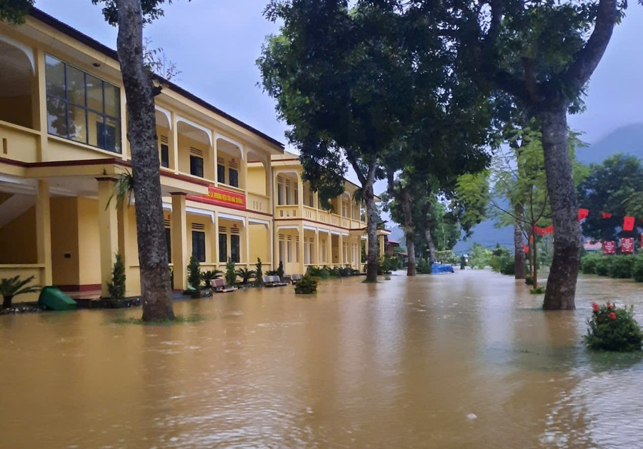 Học sinh phải nghỉ học vì nước ngập trường ở Hà Giang- Ảnh 1.