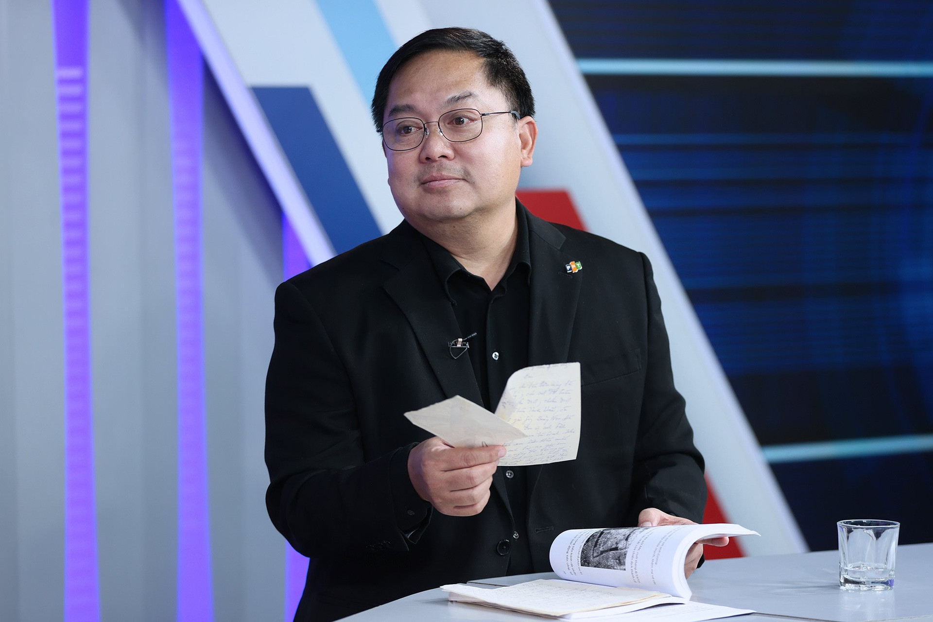 Trải lòng của ông Hoàng Nam Tiến: Lớp trưởng trường chuyên thi trượt Đại học, 38 tuổi mới thực hiện được ước mơ dang dở- Ảnh 2. Trải lòng của ông Hoàng Nam Tiến: Lớp trưởng trường chuyên thi trượt Đại học, 38 tuổi mới thực hiện được ước mơ dang dở- Ảnh 2.