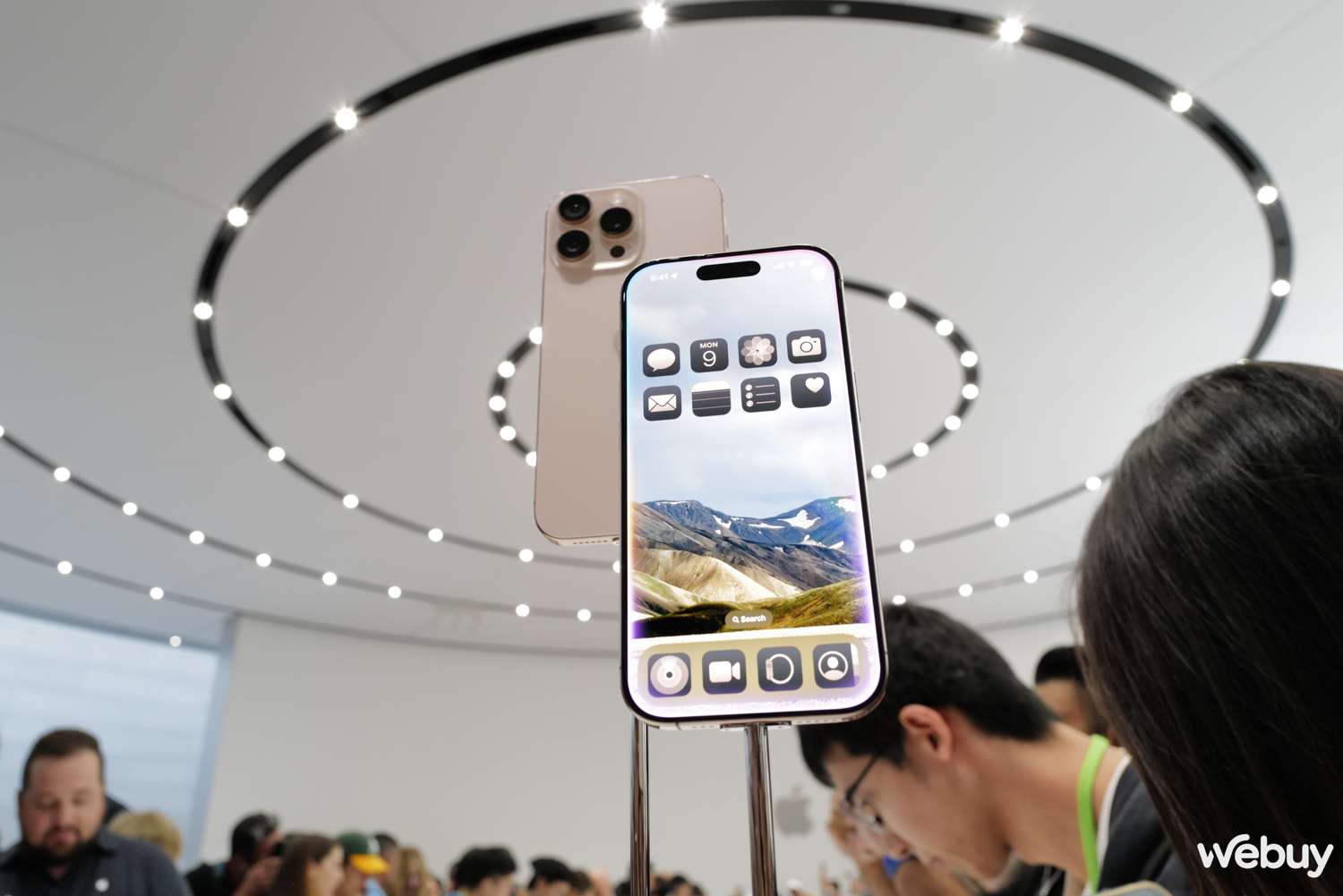 Trên tay iPhone 16 Pro và iPhone 16 Pro Max vừa ra mắt: Màu vàng sa mạc, viền màn hình mỏng kỷ lục, nút chụp ảnh chuyên nghiệp nhưng 1 tính năng quan trọng chưa dùng được ở Việt Nam- Ảnh 3. Trên tay iPhone 16 Pro và iPhone 16 Pro Max vừa ra mắt: Màu vàng sa mạc, viền màn hình mỏng kỷ lục, nút chụp ảnh chuyên nghiệp nhưng 1 tính năng quan trọng chưa dùng được ở Việt Nam- Ảnh 3.
