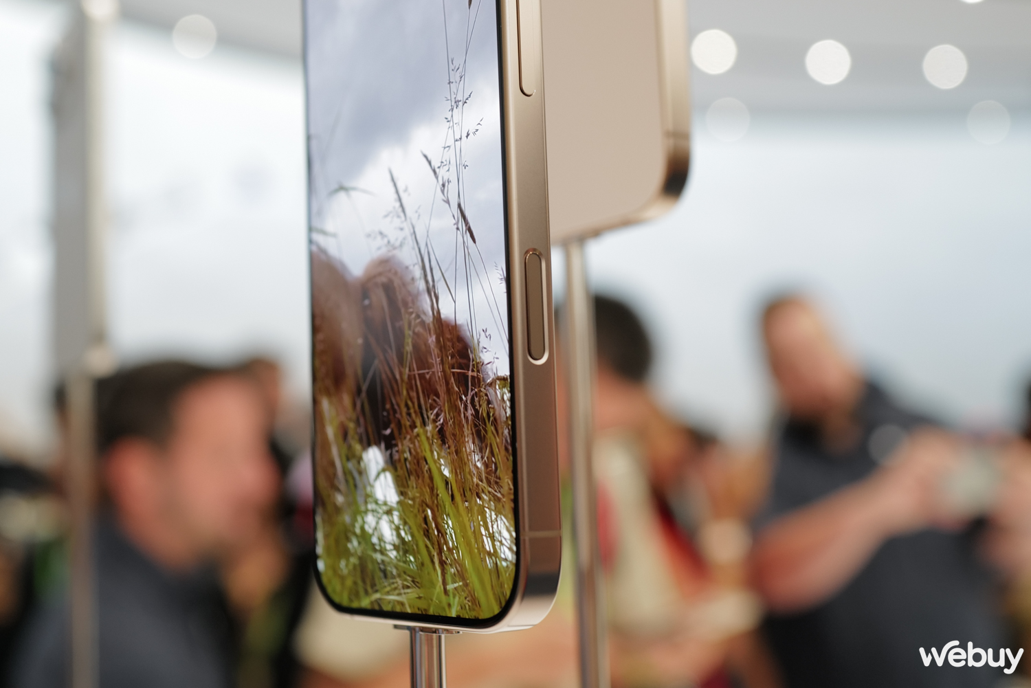 Trên tay iPhone 16 Pro và iPhone 16 Pro Max vừa ra mắt: Màu vàng sa mạc, viền màn hình mỏng kỷ lục, nút chụp ảnh chuyên nghiệp nhưng 1 tính năng quan trọng chưa dùng được ở Việt Nam- Ảnh 5. Trên tay iPhone 16 Pro và iPhone 16 Pro Max vừa ra mắt: Màu vàng sa mạc, viền màn hình mỏng kỷ lục, nút chụp ảnh chuyên nghiệp nhưng 1 tính năng quan trọng chưa dùng được ở Việt Nam- Ảnh 5.