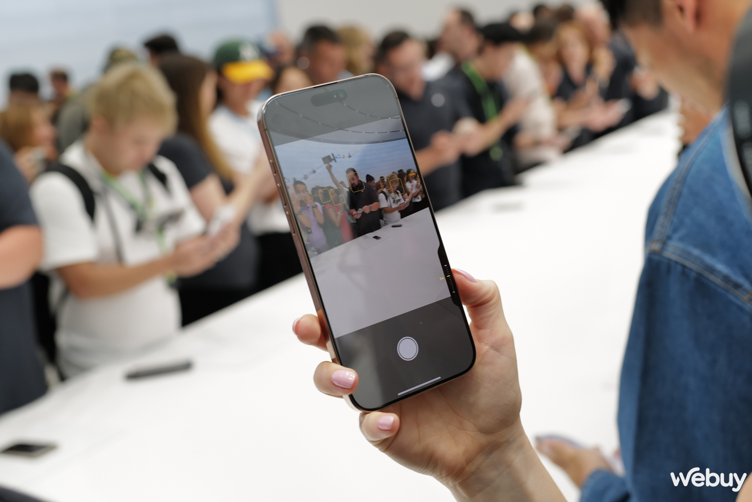 Trên tay iPhone 16 Pro và iPhone 16 Pro Max vừa ra mắt: Màu vàng sa mạc, viền màn hình mỏng kỷ lục, nút chụp ảnh chuyên nghiệp nhưng 1 tính năng quan trọng chưa dùng được ở Việt Nam- Ảnh 6. Trên tay iPhone 16 Pro và iPhone 16 Pro Max vừa ra mắt: Màu vàng sa mạc, viền màn hình mỏng kỷ lục, nút chụp ảnh chuyên nghiệp nhưng 1 tính năng quan trọng chưa dùng được ở Việt Nam- Ảnh 6.