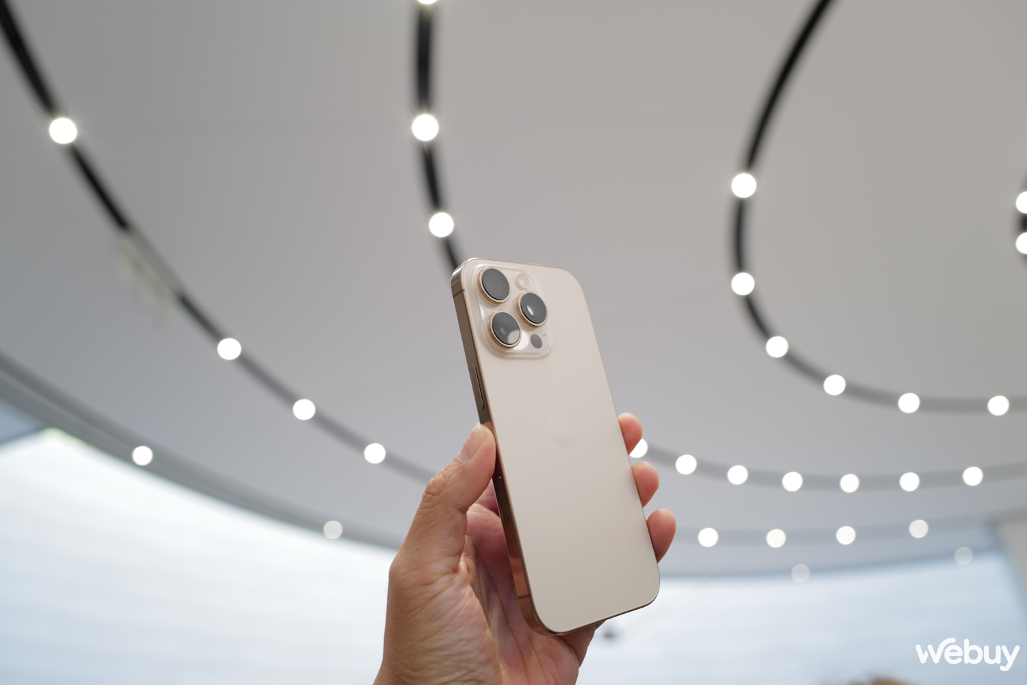 Trên tay iPhone 16 Pro và iPhone 16 Pro Max vừa ra mắt: Màu vàng sa mạc, viền màn hình mỏng kỷ lục, nút chụp ảnh chuyên nghiệp nhưng 1 tính năng quan trọng chưa dùng được ở Việt Nam- Ảnh 1. Trên tay iPhone 16 Pro và iPhone 16 Pro Max vừa ra mắt: Màu vàng sa mạc, viền màn hình mỏng kỷ lục, nút chụp ảnh chuyên nghiệp nhưng 1 tính năng quan trọng chưa dùng được ở Việt Nam- Ảnh 1.