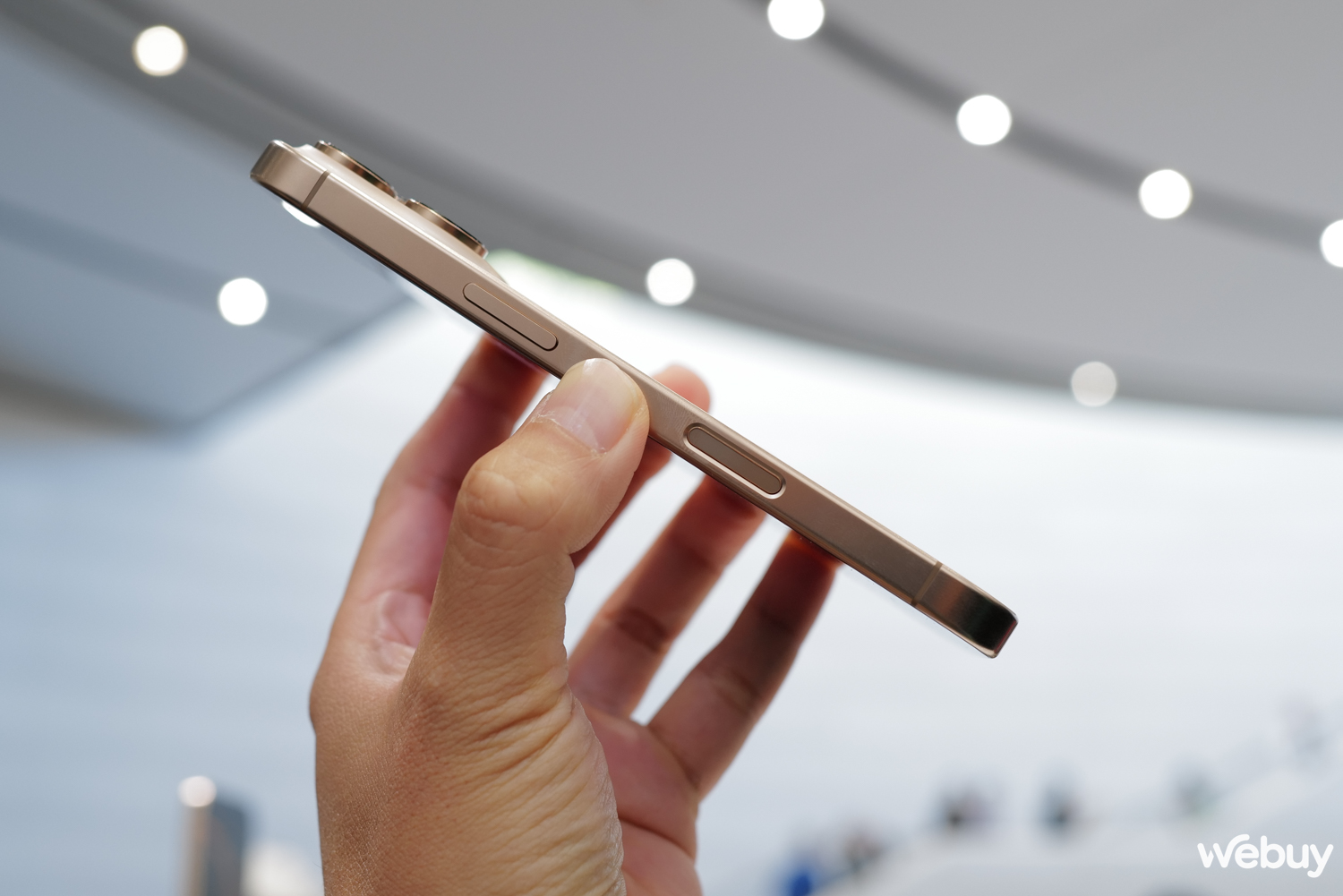 Trên tay iPhone 16 Pro và iPhone 16 Pro Max vừa ra mắt: Màu vàng sa mạc, viền màn hình mỏng kỷ lục, nút chụp ảnh chuyên nghiệp nhưng 1 tính năng quan trọng chưa dùng được ở Việt Nam- Ảnh 2. Trên tay iPhone 16 Pro và iPhone 16 Pro Max vừa ra mắt: Màu vàng sa mạc, viền màn hình mỏng kỷ lục, nút chụp ảnh chuyên nghiệp nhưng 1 tính năng quan trọng chưa dùng được ở Việt Nam- Ảnh 2.