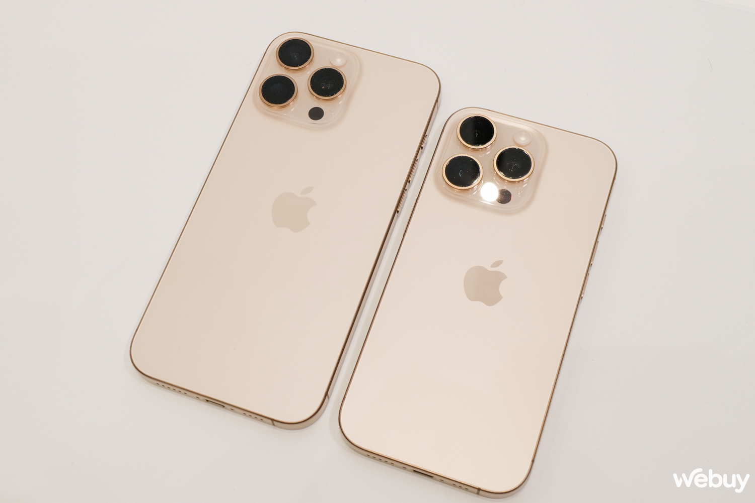 Trên tay iPhone 16 Pro và iPhone 16 Pro Max vừa ra mắt: Màu vàng sa mạc, viền màn hình mỏng kỷ lục, nút chụp ảnh chuyên nghiệp nhưng 1 tính năng quan trọng chưa dùng được ở Việt Nam- Ảnh 8. Trên tay iPhone 16 Pro và iPhone 16 Pro Max vừa ra mắt: Màu vàng sa mạc, viền màn hình mỏng kỷ lục, nút chụp ảnh chuyên nghiệp nhưng 1 tính năng quan trọng chưa dùng được ở Việt Nam- Ảnh 8.