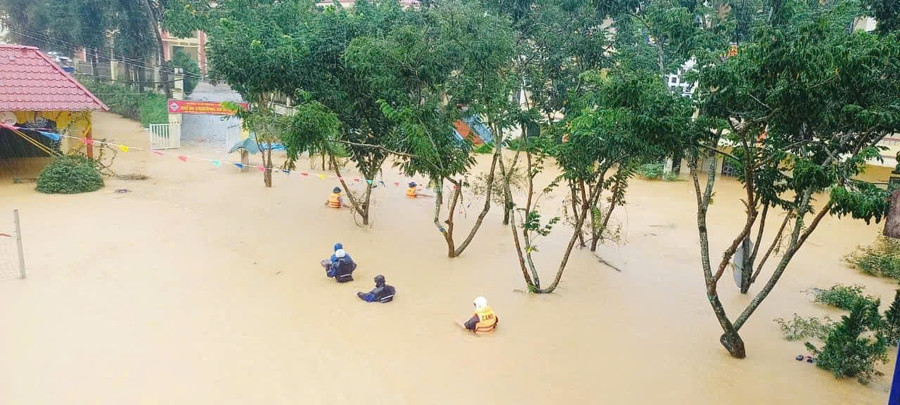 H&igrave;nh ảnh trường học ở L&agrave;o Cai ngập s&acirc;u trong nước lũ- Ảnh 1.
