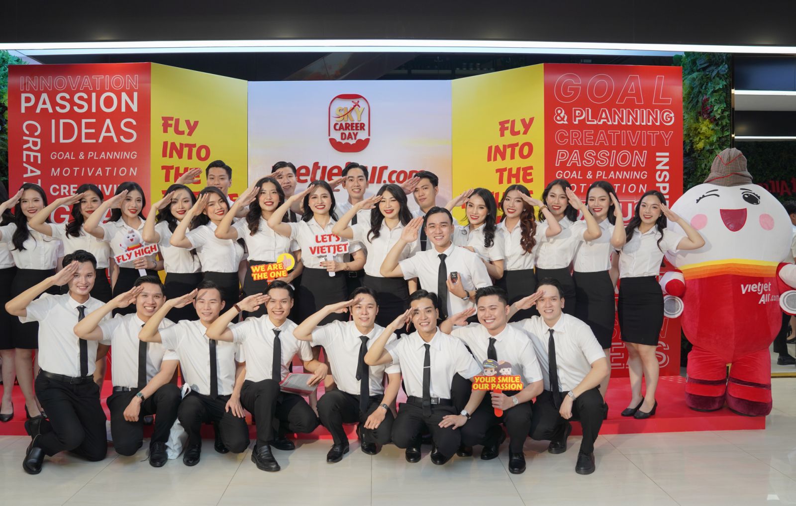 Kh&ocirc;ng kh&iacute; rộn r&agrave;ng c&oacute; 1-0-2 tại ng&agrave;y hội tuyển dụng lớn nhất Vietjet năm 2024- Ảnh 1.