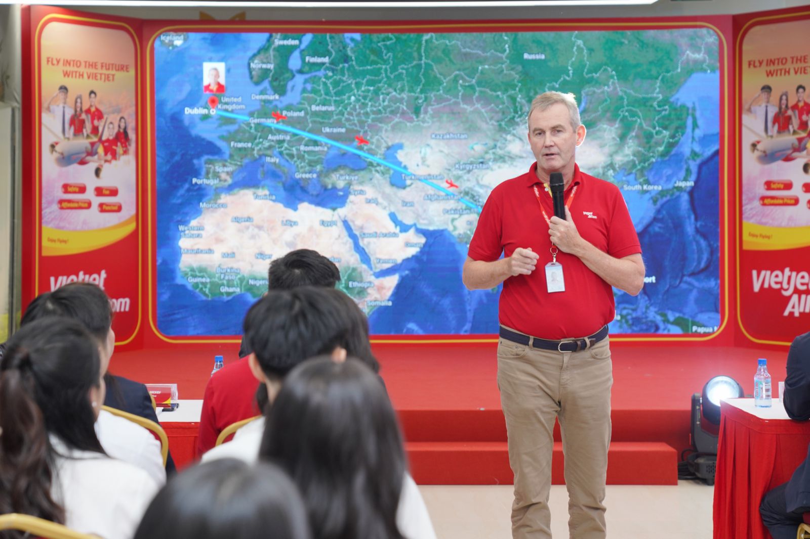 Kh&ocirc;ng kh&iacute; rộn r&agrave;ng c&oacute; 1-0-2 tại ng&agrave;y hội tuyển dụng lớn nhất Vietjet năm 2024- Ảnh 14.