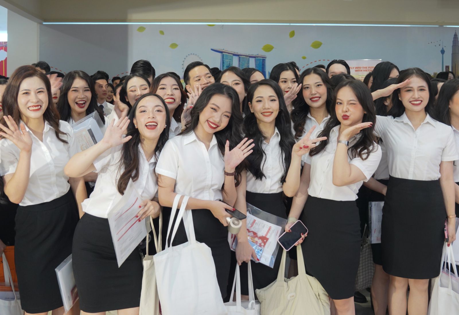 Kh&ocirc;ng kh&iacute; rộn r&agrave;ng c&oacute; 1-0-2 tại ng&agrave;y hội tuyển dụng lớn nhất Vietjet năm 2024- Ảnh 3.