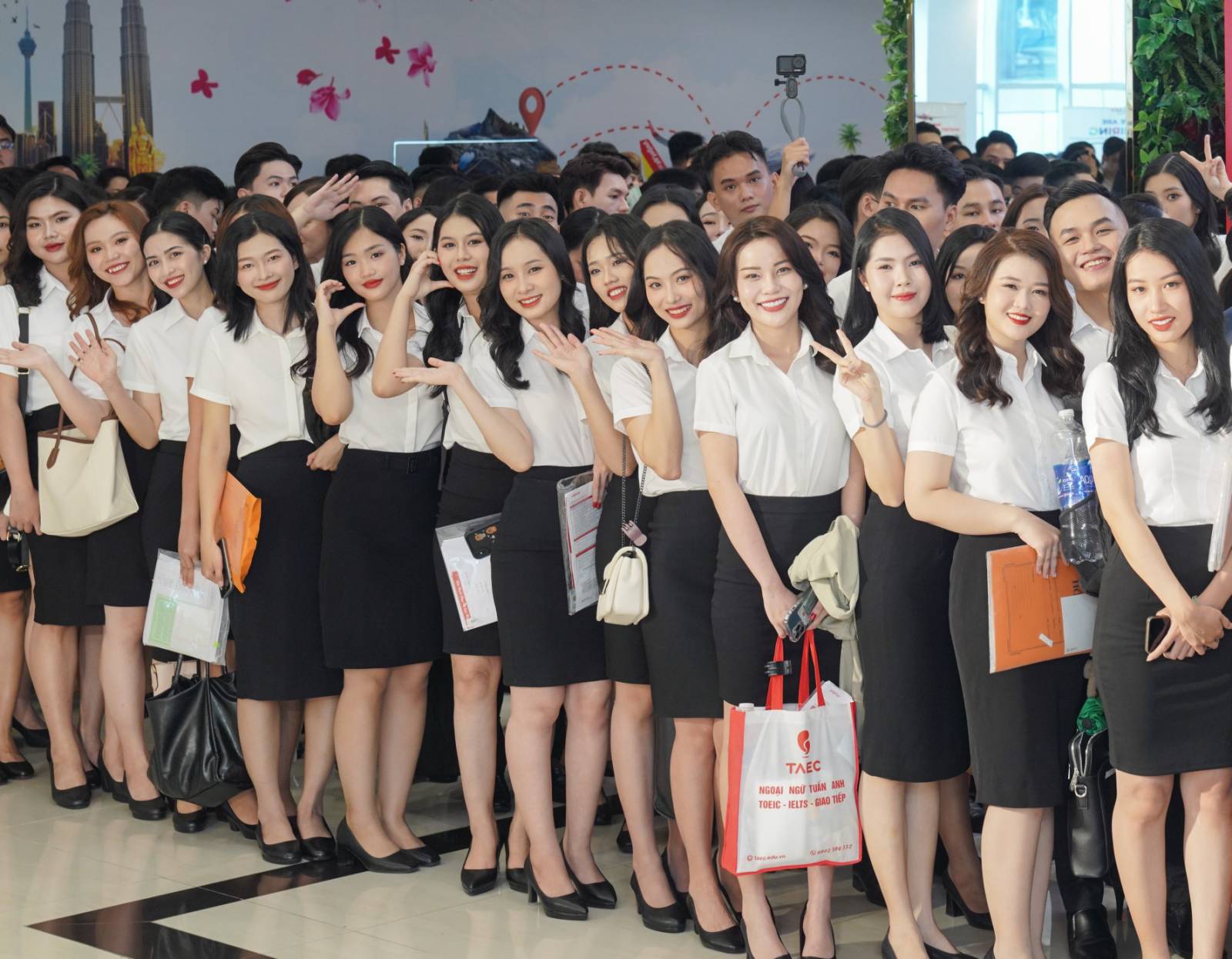 Kh&ocirc;ng kh&iacute; rộn r&agrave;ng c&oacute; 1-0-2 tại ng&agrave;y hội tuyển dụng lớn nhất Vietjet năm 2024- Ảnh 9.