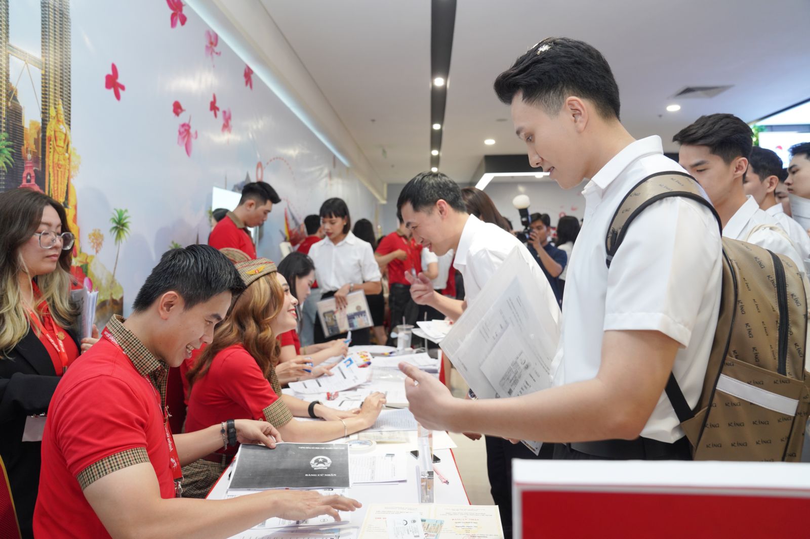 Kh&ocirc;ng kh&iacute; rộn r&agrave;ng c&oacute; 1-0-2 tại ng&agrave;y hội tuyển dụng lớn nhất Vietjet năm 2024- Ảnh 10.