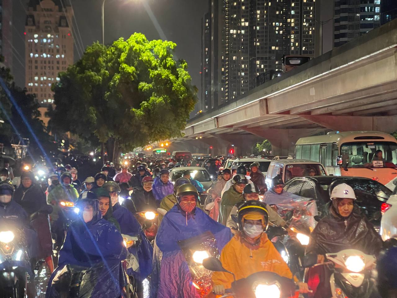 Mưa xối xả, sấm chớp dữ dội, người Hà Nội "đánh vật" giữa biển nước mênh mông để về nhà giờ tan tầm- Ảnh 18.