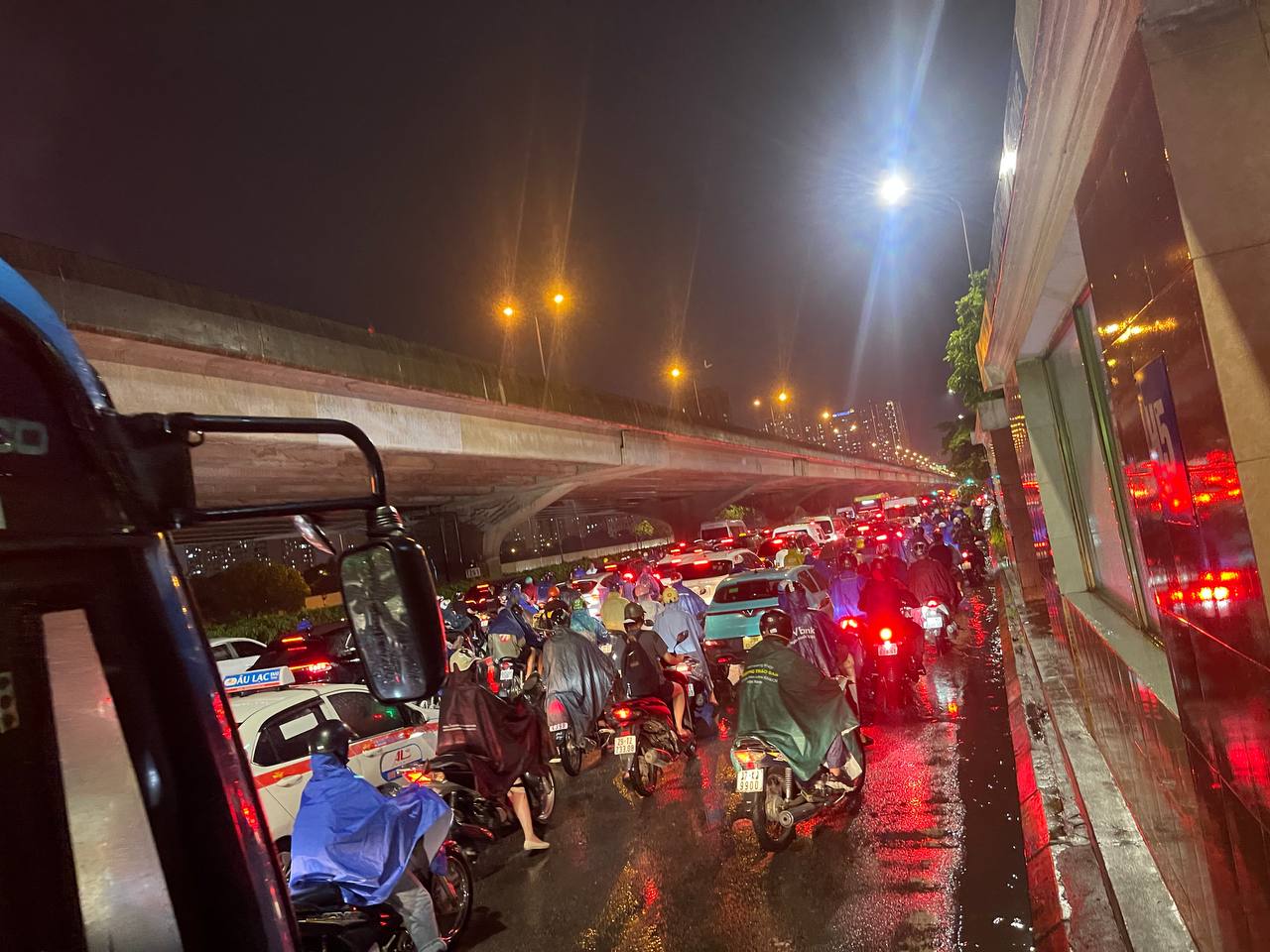 Mưa xối xả, sấm chớp dữ dội, người Hà Nội "đánh vật" giữa biển nước mênh mông để về nhà giờ tan tầm- Ảnh 19.