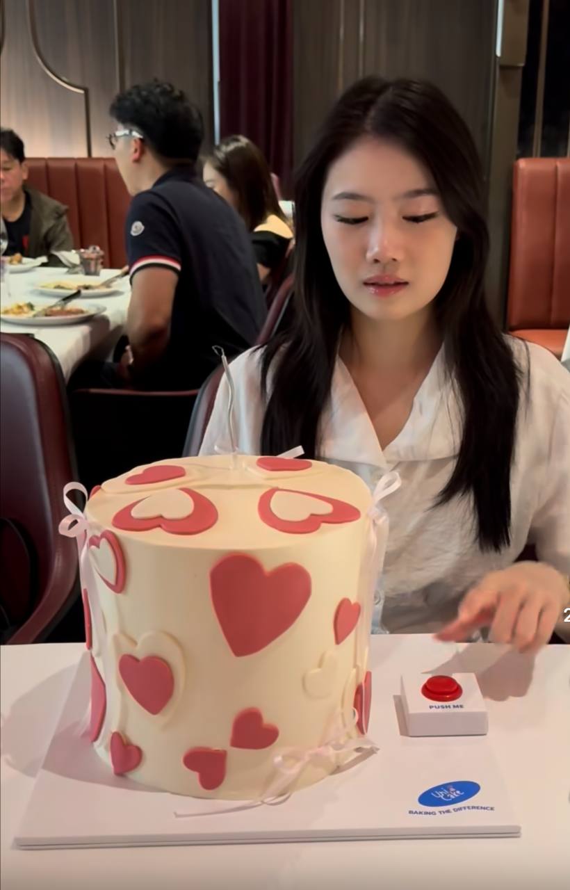 Hàng triệu người ao ước chiếc bánh kem chứa thứ "đặc biệt" của cô gái xinh đẹp, quà thế này vừa nhanh lại "ý nghĩa"- Ảnh 1. Hàng triệu người ao ước chiếc bánh kem chứa thứ "đặc biệt" của cô gái xinh đẹp, quà thế này vừa nhanh lại "ý nghĩa"- Ảnh 1.