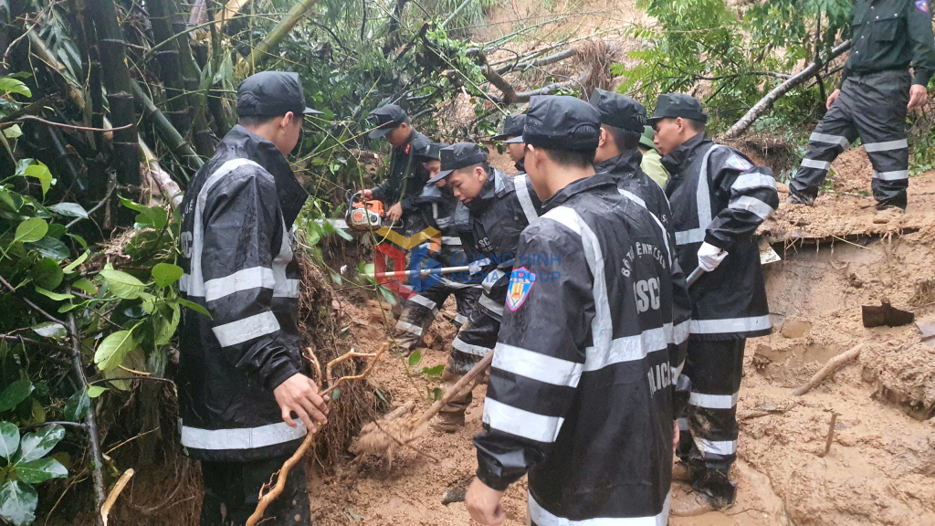 Cứu hộ thành công một thiếu niên bị mắc kẹt trong vụ sạt lở đất ở Hạ Long- Ảnh 2.