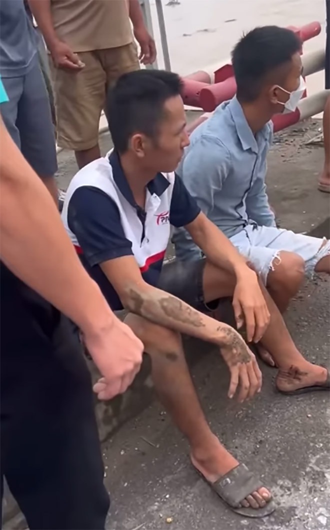 Hai thanh ni&ecirc;n tho&aacute;t chết trong vụ sập cầu Phong Ch&acirc;u, người v&agrave; xe rơi xuống ch&acirc;n cầu- Ảnh 2.