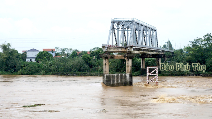 Hiện trường từ tr&ecirc;n cao vụ sập cầu Phong Ch&acirc;u khiến h&agrave;ng chục người v&agrave; phương tiện rơi xuống s&ocirc;ng- Ảnh 6.
