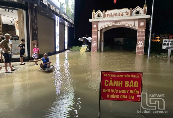 Nước sông Cầu dâng cao lịch sử, dân Thái Nguyên thâu đêm chạy lụt- Ảnh 5.