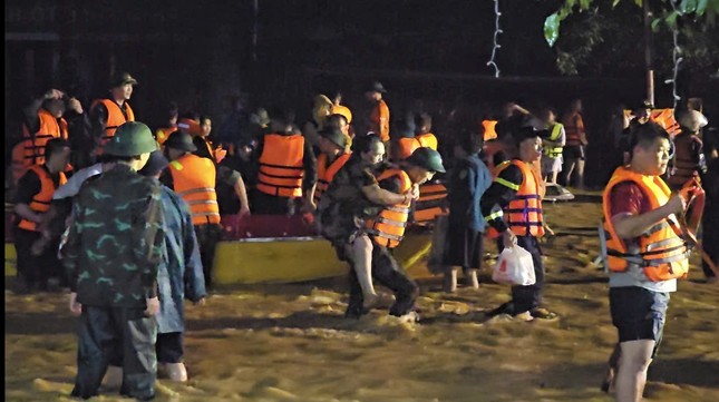 Lũ d&acirc;ng cao kỷ lục kh&ocirc;ng kịp trở tay, nhiều người d&acirc;n Th&aacute;i Nguy&ecirc;n cầu cứu, t&igrave;m xuồng phao cứu sinh- Ảnh 5.