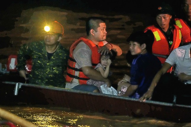 Lũ d&acirc;ng cao kỷ lục kh&ocirc;ng kịp trở tay, nhiều người d&acirc;n Th&aacute;i Nguy&ecirc;n cầu cứu, t&igrave;m xuồng phao cứu sinh- Ảnh 6.