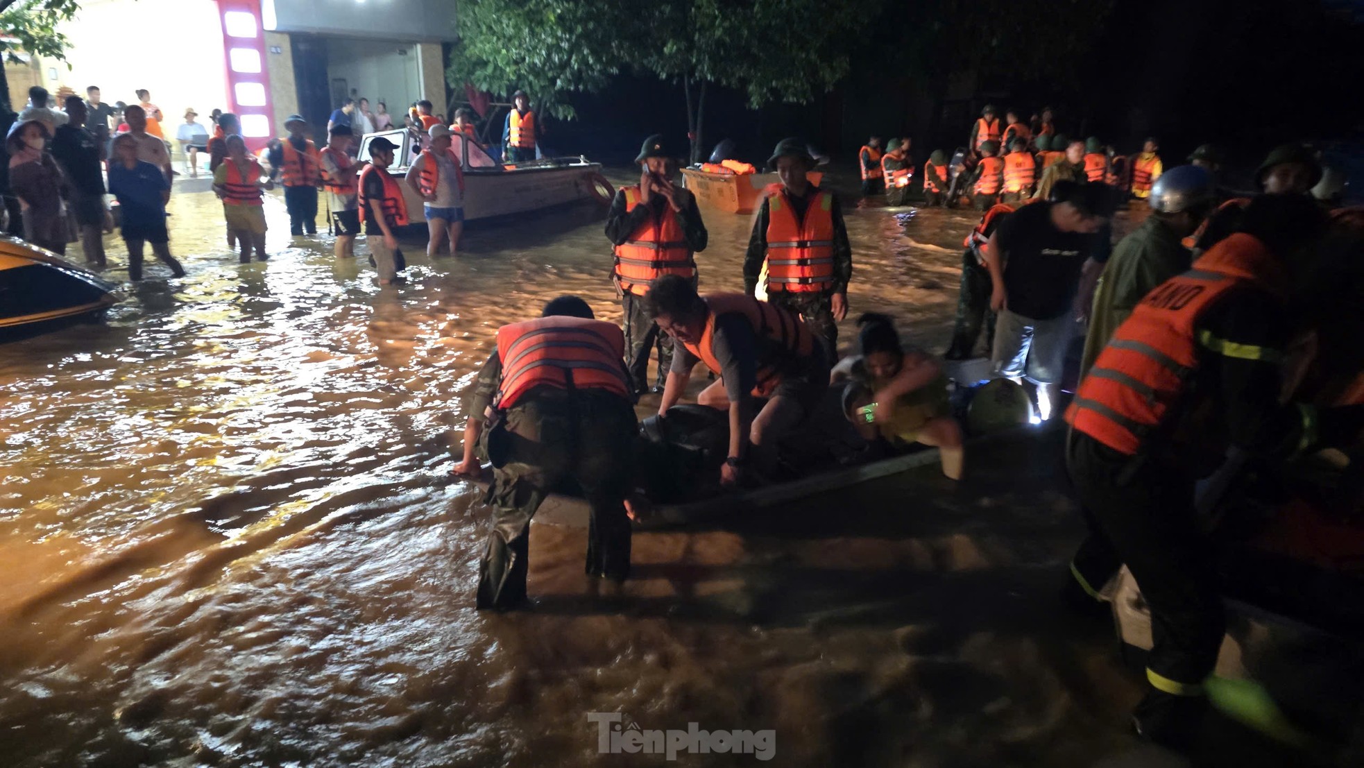 To&agrave;n cảnh khu vực ở Th&aacute;i Nguy&ecirc;n ch&igrave;m trong biển nước- Ảnh 13.