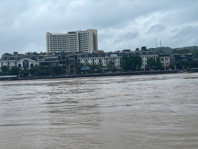 Lũ trên sông Hồng dâng cao gây ngập lụt nhiều tuyến phố ở Lào Cai ảnh 2