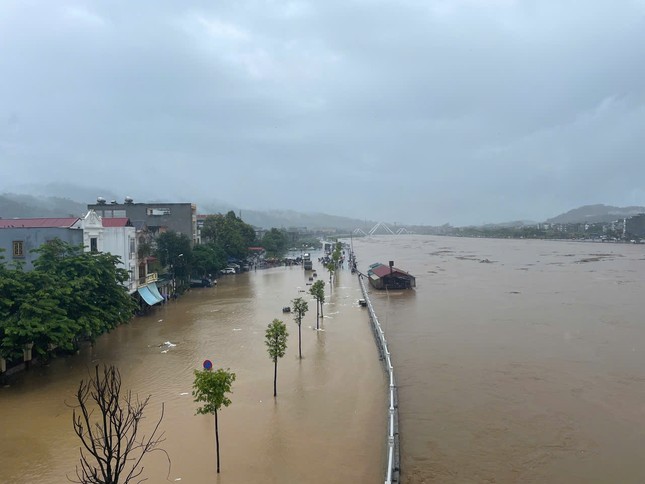Lũ trên sông Hồng dâng cao gây ngập lụt nhiều tuyến phố ở Lào Cai ảnh 7