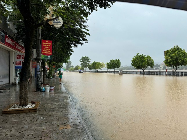 Lũ trên sông Hồng dâng cao gây ngập lụt nhiều tuyến phố ở Lào Cai ảnh 3