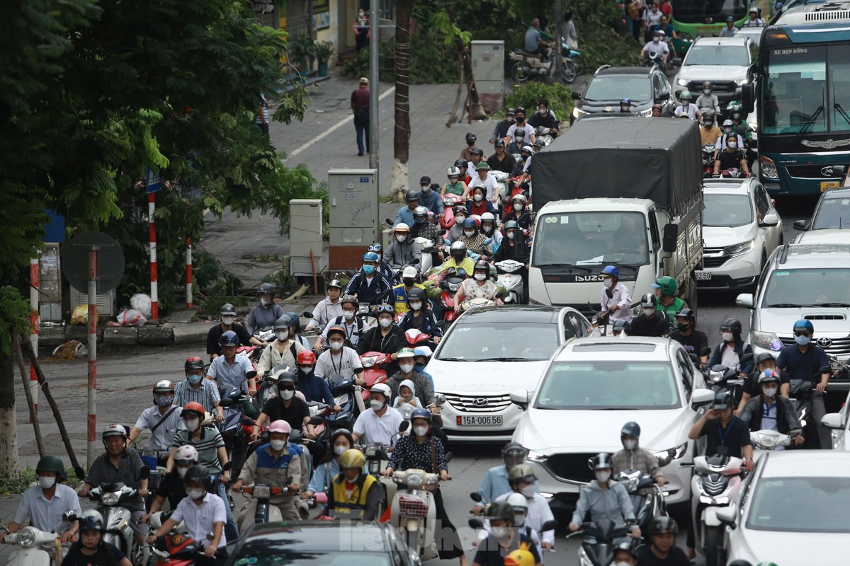 Đường phố Hà Nội vẫn ngổn ngang cây đổ, người dân "vượt ải" ùn tắc đến công sở- Ảnh 2.