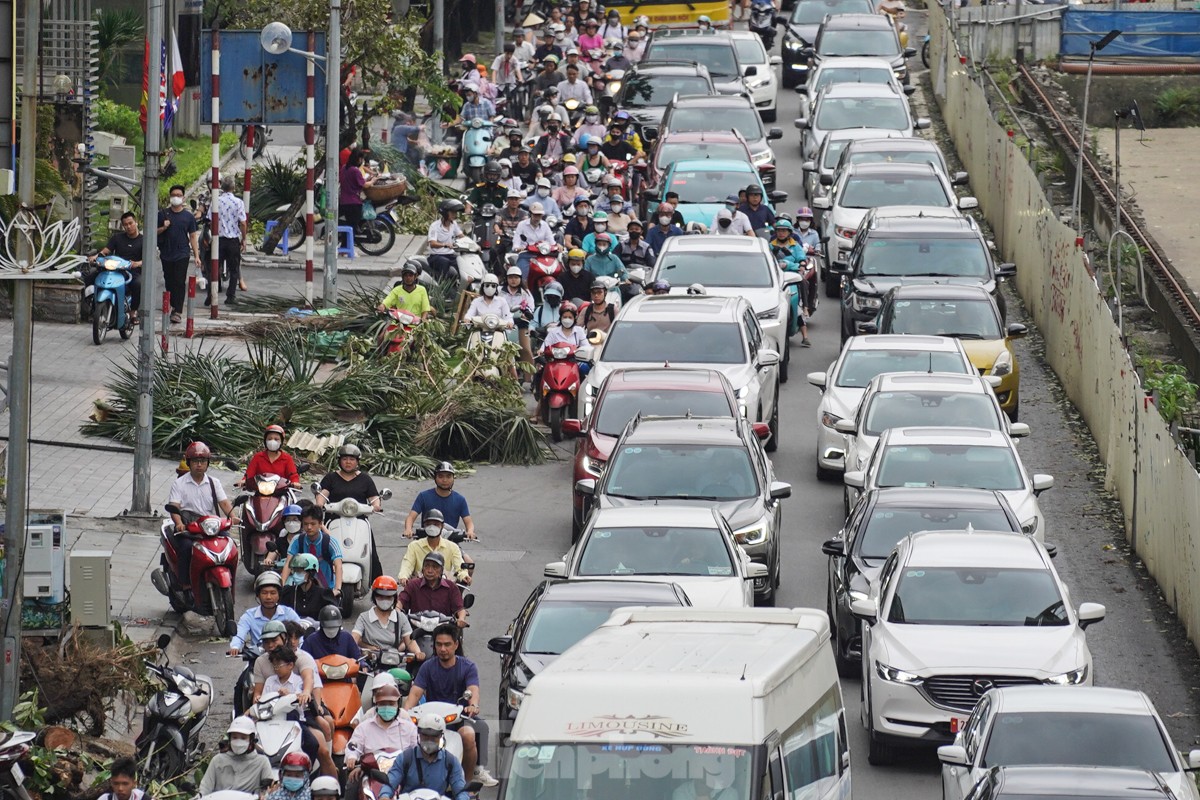 Đường phố H&agrave; Nội vẫn ngổn ngang c&acirc;y đổ, người d&acirc;n "vượt ải" &ugrave;n tắc đến c&ocirc;ng sở- Ảnh 12.