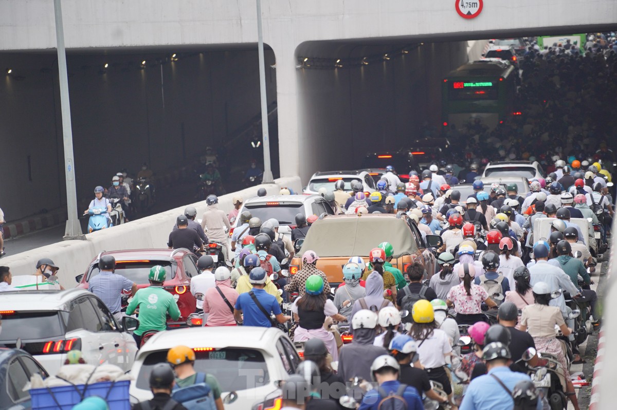 Đường phố H&agrave; Nội vẫn ngổn ngang c&acirc;y đổ, người d&acirc;n "vượt ải" &ugrave;n tắc đến c&ocirc;ng sở- Ảnh 17.