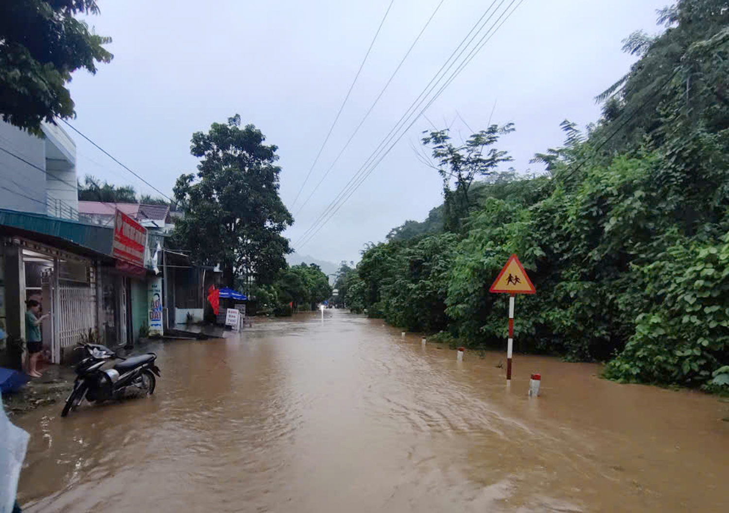 Cập nhật lũ lụt kinh hoàng miền Bắc: 98 người chết và mất tích; Cảnh báo lũ đặc biệt lớn trên sông Thao- Ảnh 55.