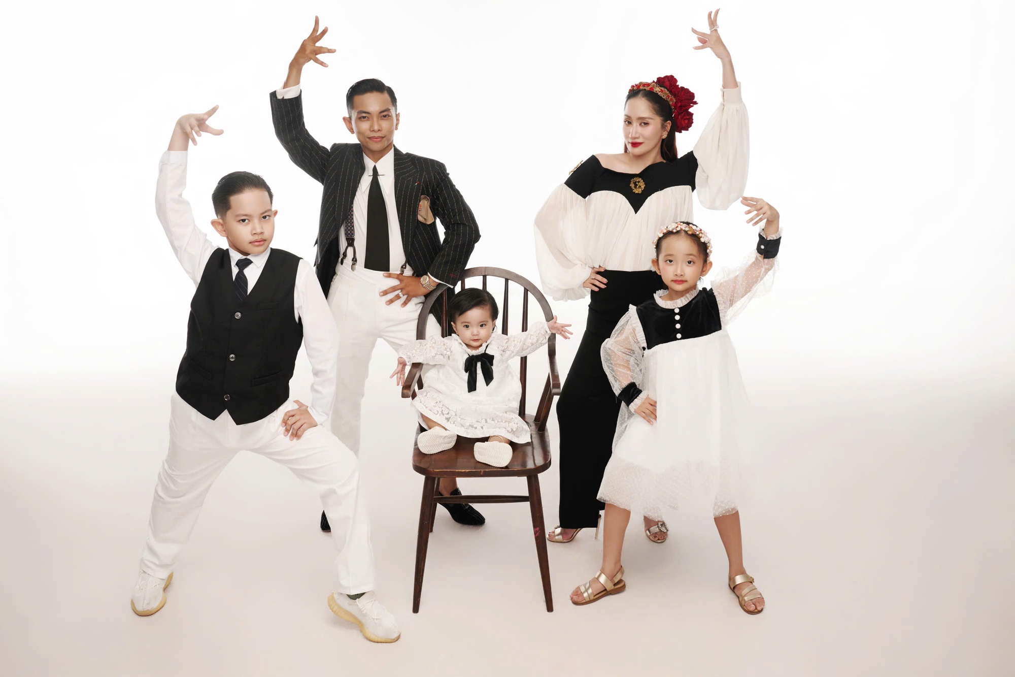 Kh&aacute;nh Thi - Phan Hiển khoe bộ ảnh gia đ&igrave;nh năm mới đẹp như tranh, h&eacute; lộ cuộc sống h&ocirc;n nh&acirc;n sau 2 năm đ&aacute;m cưới- Ảnh 4.