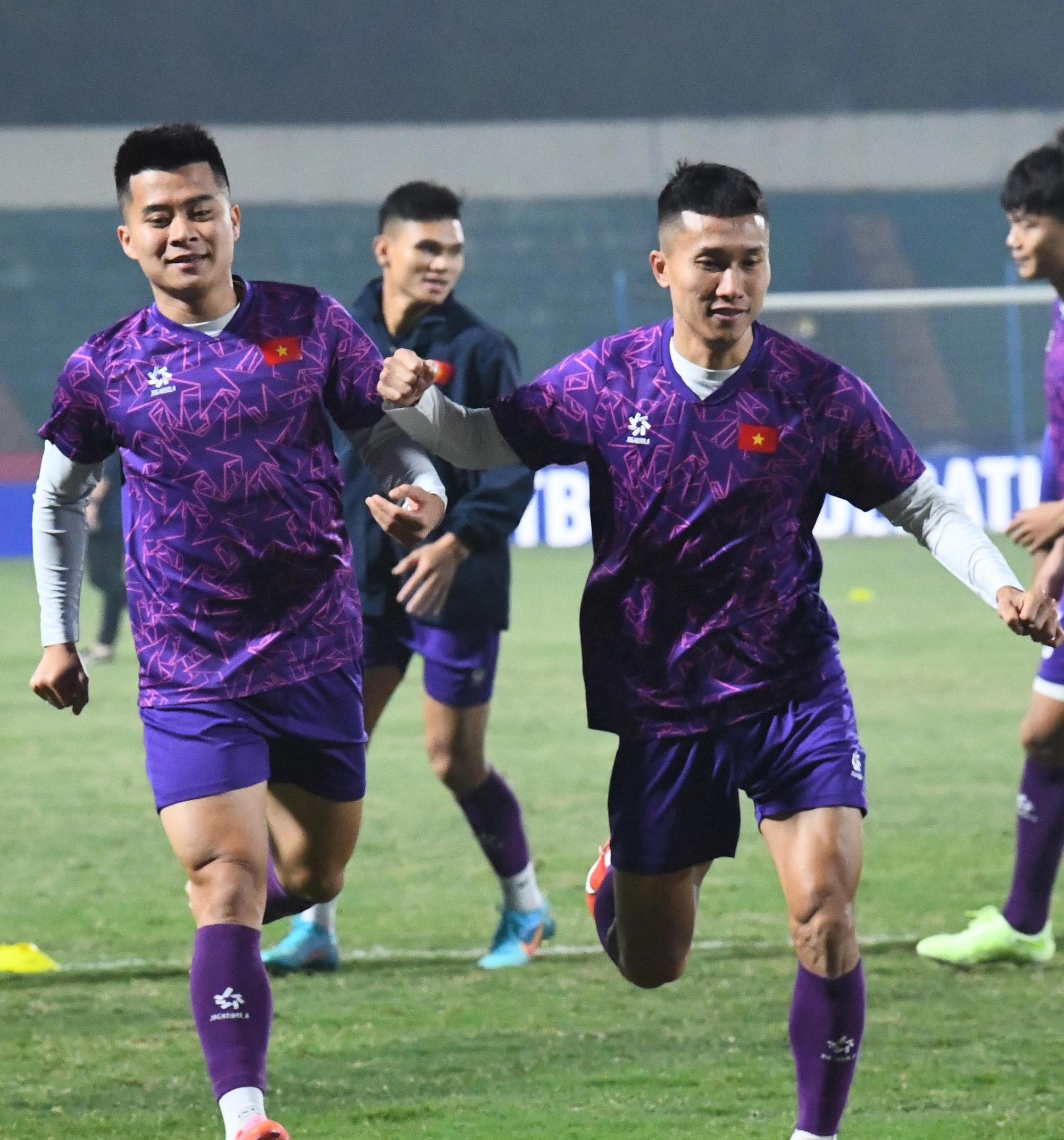 Căng cực: Lực lượng an ninh phát hiện người lạ trèo lên cao livestream buổi tập của ĐT Việt Nam, lập tức ngăn chặn- Ảnh 13.