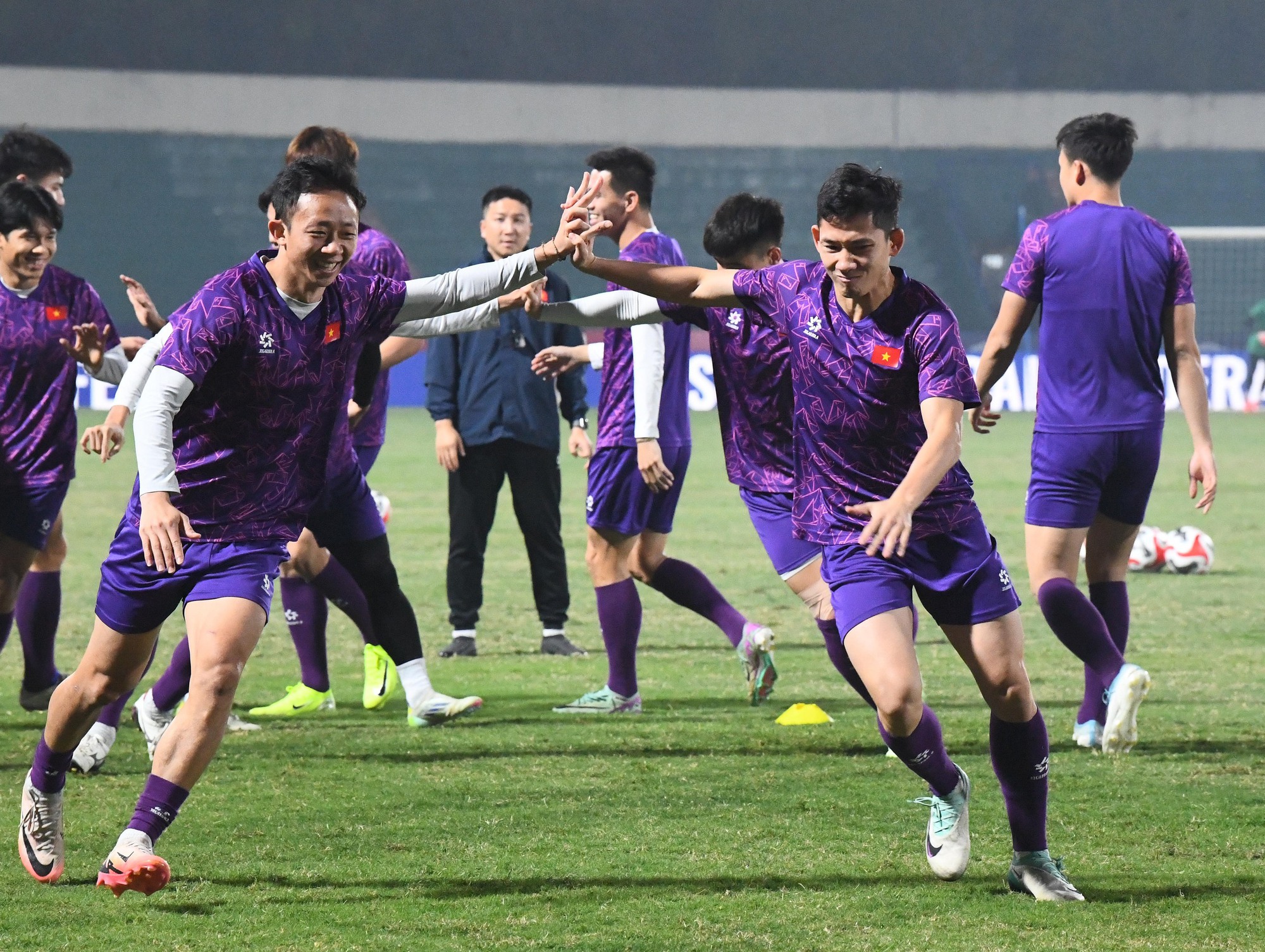 Căng cực: Lực lượng an ninh phát hiện người lạ trèo lên cao livestream buổi tập của ĐT Việt Nam, lập tức ngăn chặn- Ảnh 12.