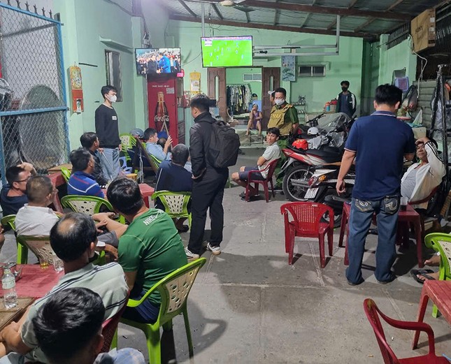 Ph&aacute; đường d&acirc;y c&aacute; độ b&oacute;ng đ&aacute; ở trung t&acirc;m B&igrave;nh Thuận- Ảnh 1.