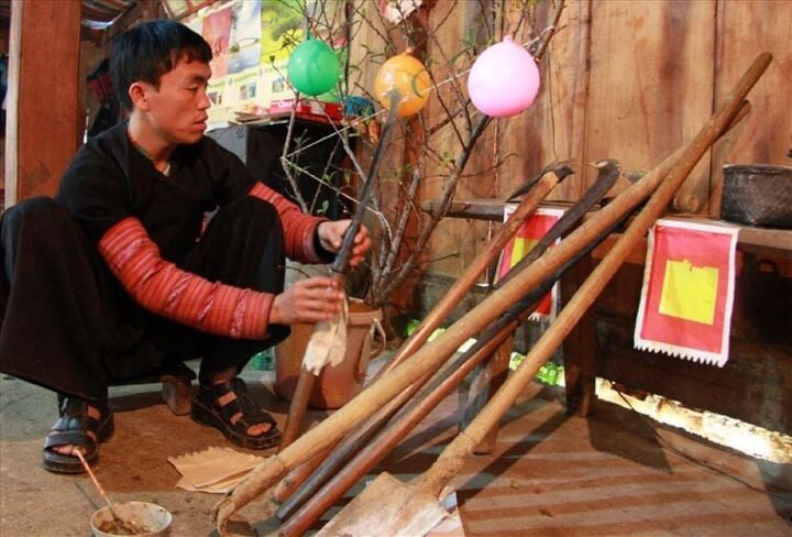 Độc đáo ngày Tết sớm hơn cả nước một tháng của người Mông nơi cuối trời Tây Bắc- Ảnh 2.
