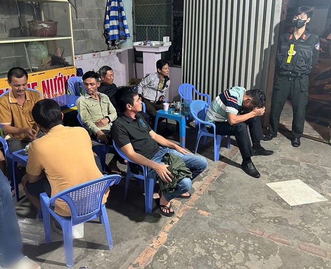 Ph&aacute; đường d&acirc;y c&aacute; độ b&oacute;ng đ&aacute; ở trung t&acirc;m B&igrave;nh Thuận- Ảnh 2.