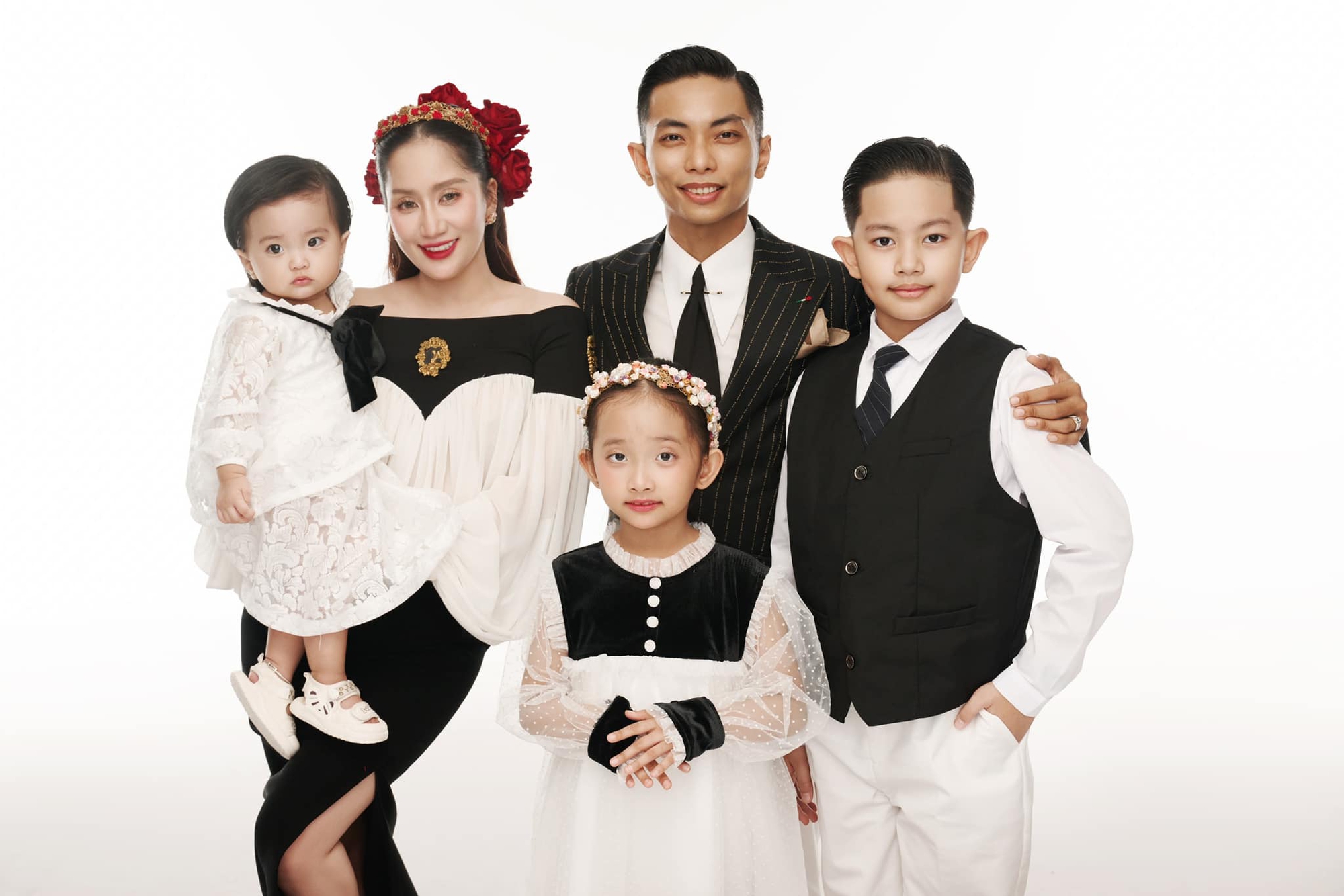 Kh&aacute;nh Thi - Phan Hiển khoe bộ ảnh gia đ&igrave;nh năm mới đẹp như tranh, h&eacute; lộ cuộc sống h&ocirc;n nh&acirc;n sau 2 năm đ&aacute;m cưới- Ảnh 3.