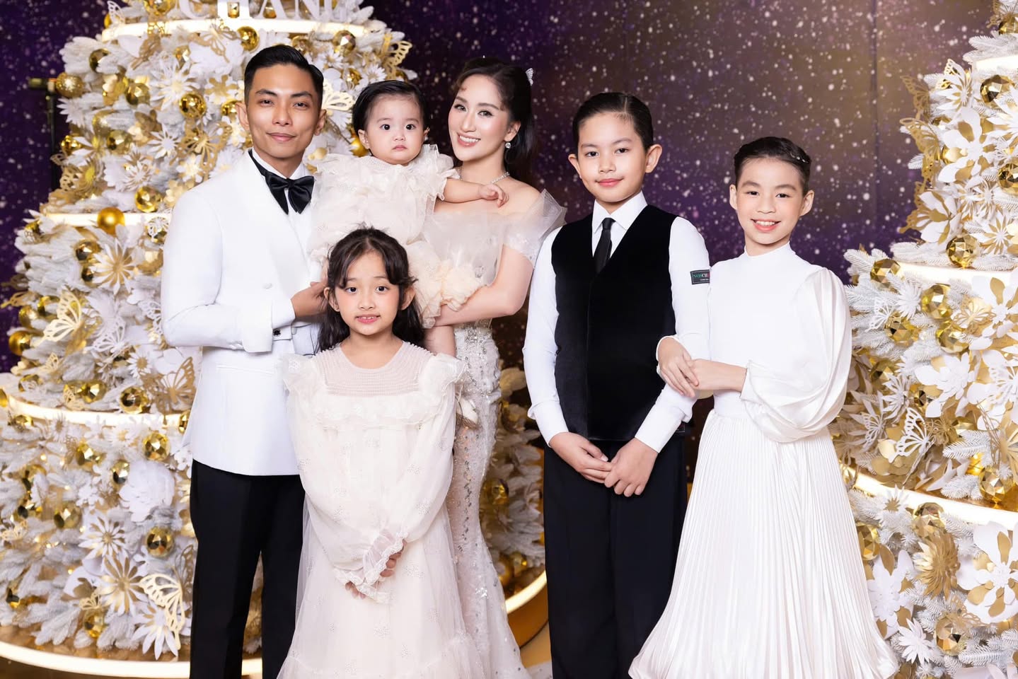 Kh&aacute;nh Thi - Phan Hiển khoe bộ ảnh gia đ&igrave;nh năm mới đẹp như tranh, h&eacute; lộ cuộc sống h&ocirc;n nh&acirc;n sau 2 năm đ&aacute;m cưới- Ảnh 5.