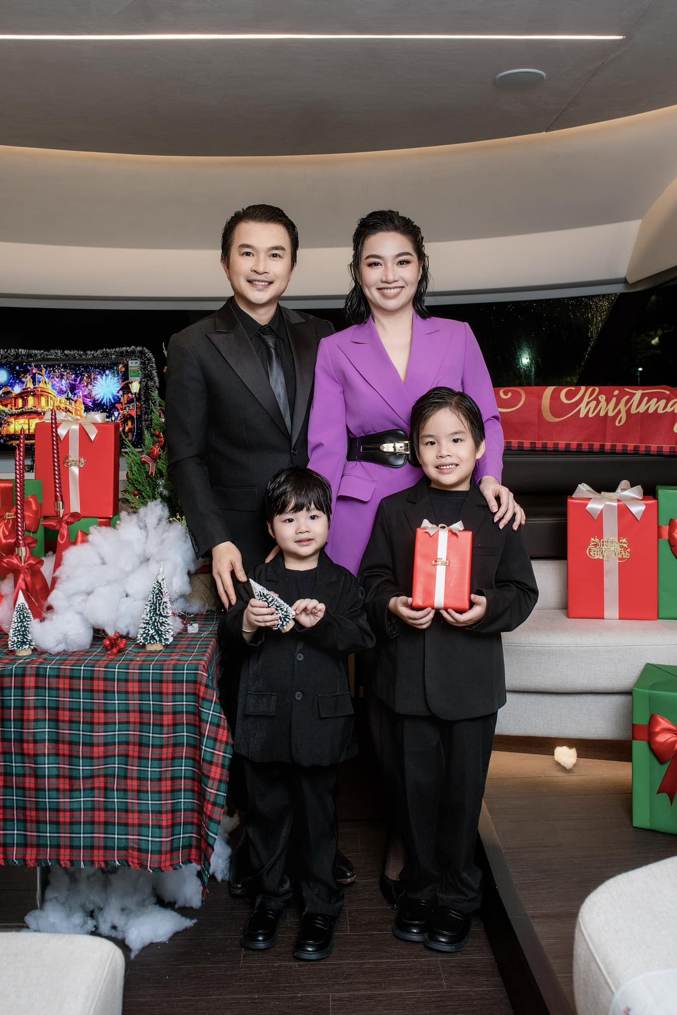 Cặp đôi Vbiz có màn cầu hôn Cặp đôi Vbiz có màn cầu hôn