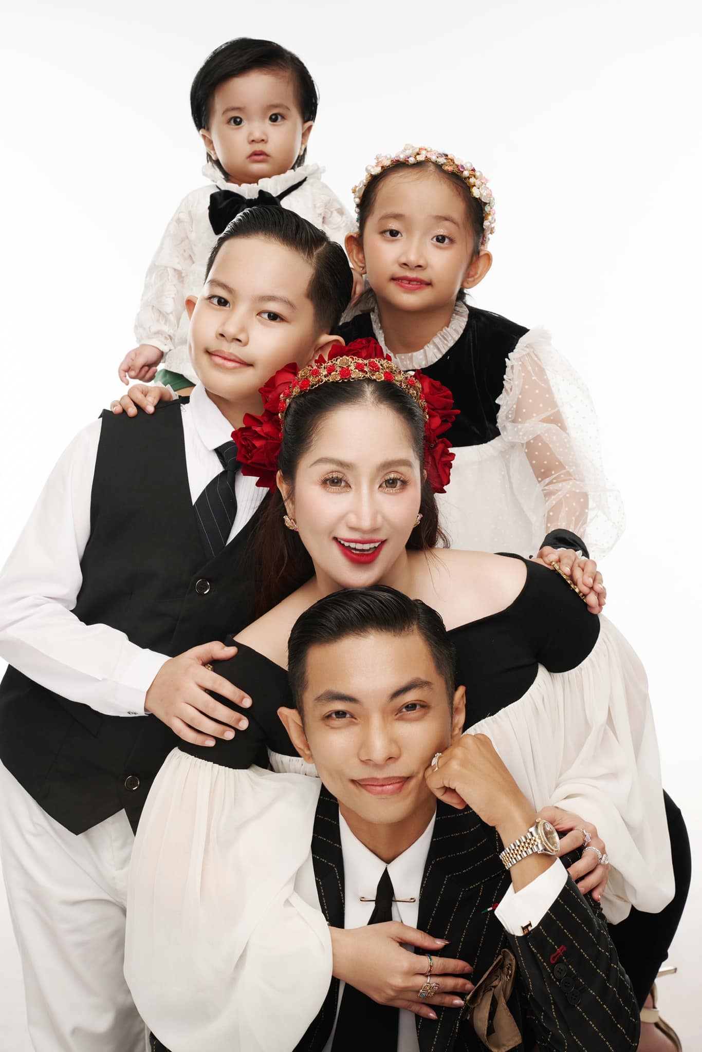 Kh&aacute;nh Thi - Phan Hiển khoe bộ ảnh gia đ&igrave;nh năm mới đẹp như tranh, h&eacute; lộ cuộc sống h&ocirc;n nh&acirc;n sau 2 năm đ&aacute;m cưới- Ảnh 2.