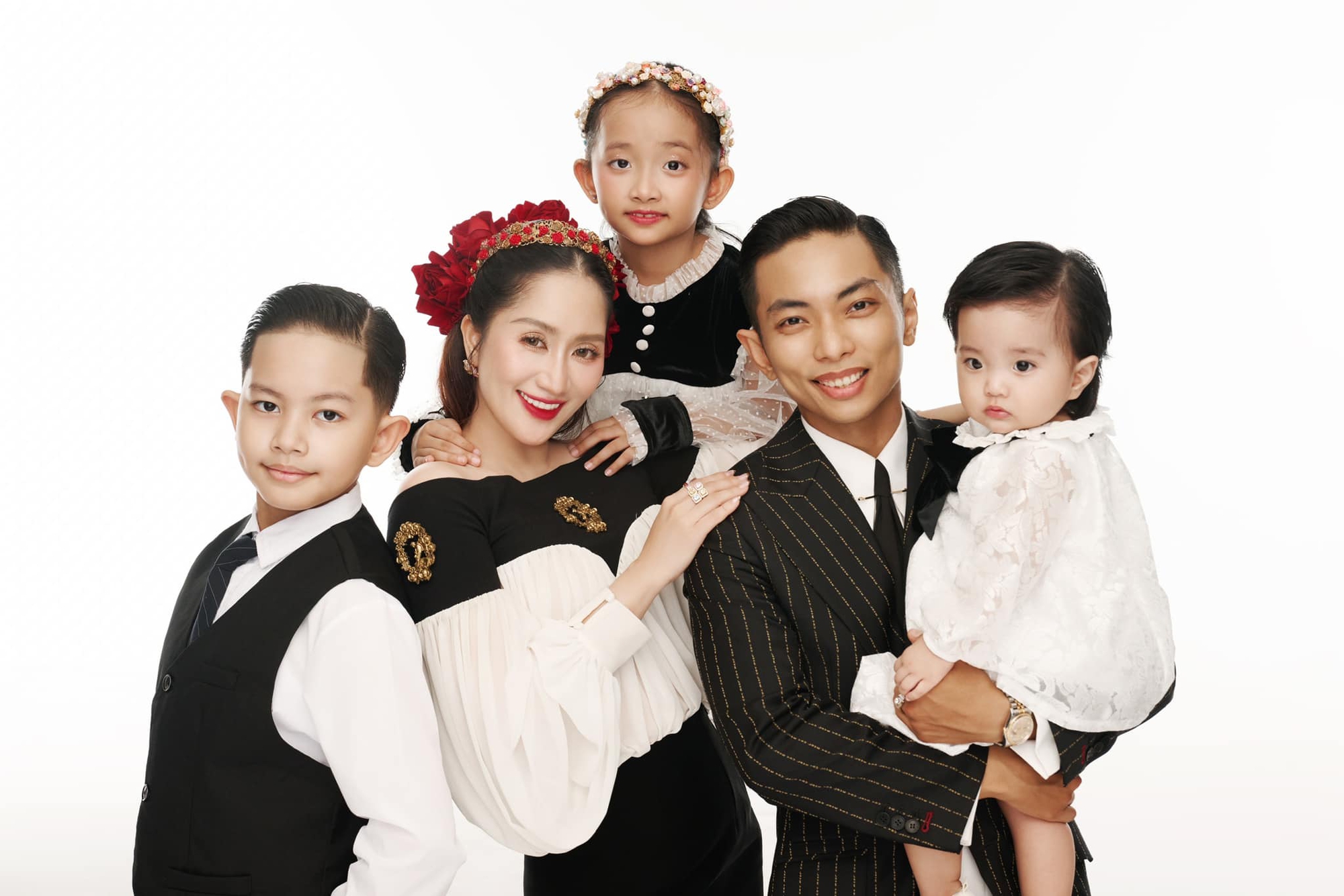 Kh&aacute;nh Thi - Phan Hiển khoe bộ ảnh gia đ&igrave;nh năm mới đẹp như tranh, h&eacute; lộ cuộc sống h&ocirc;n nh&acirc;n sau 2 năm đ&aacute;m cưới- Ảnh 1.