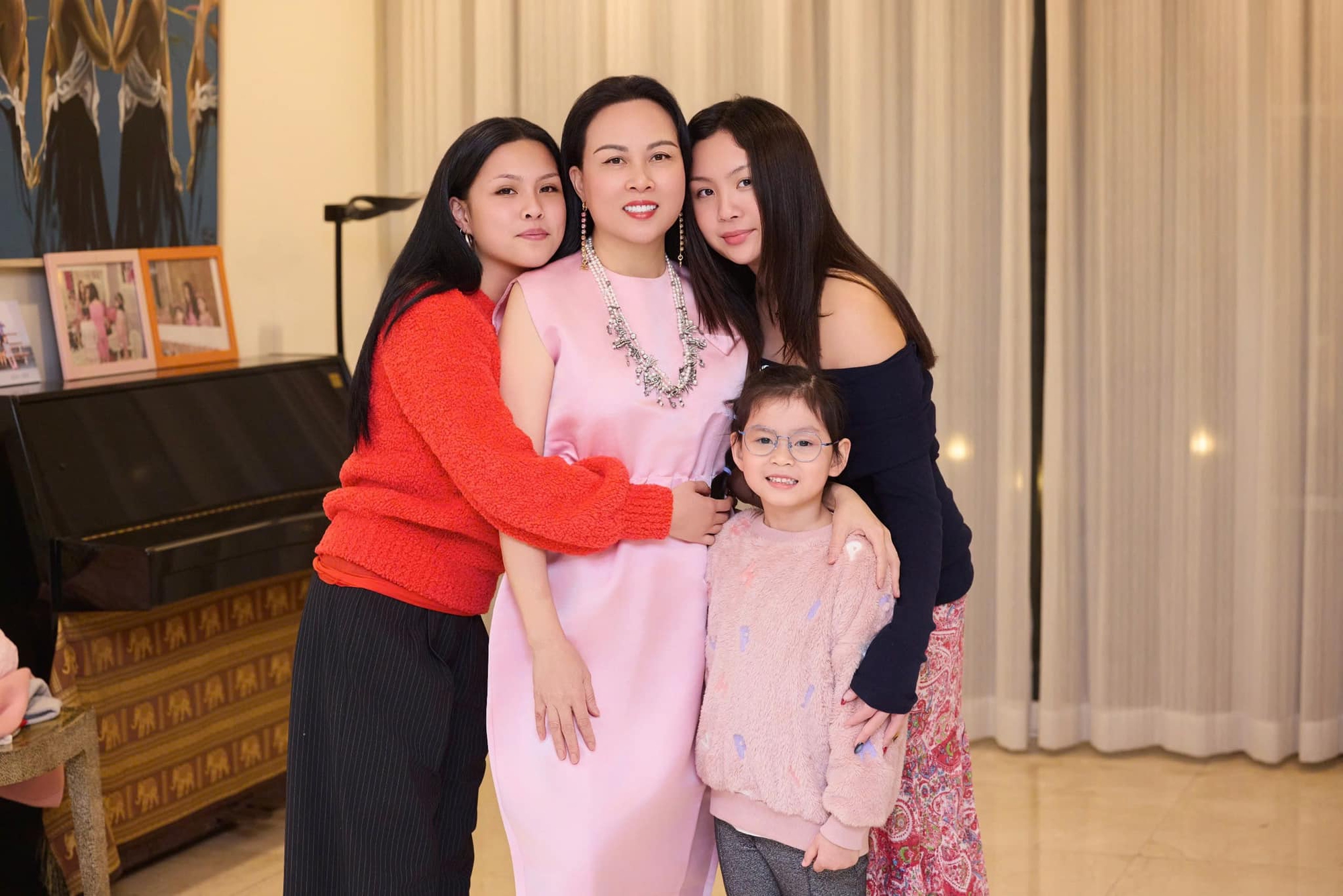 3 &aacute;i nữ nh&agrave; Phượng Chanel: Nhan sắc hai con g&aacute;i lớn g&acirc;y bất ngờ, nh&oacute;c tỳ &uacute;t được thừa hưởng điều n&agrave;y từ Qu&aacute;ch Ngọc Ngoan- Ảnh 2.