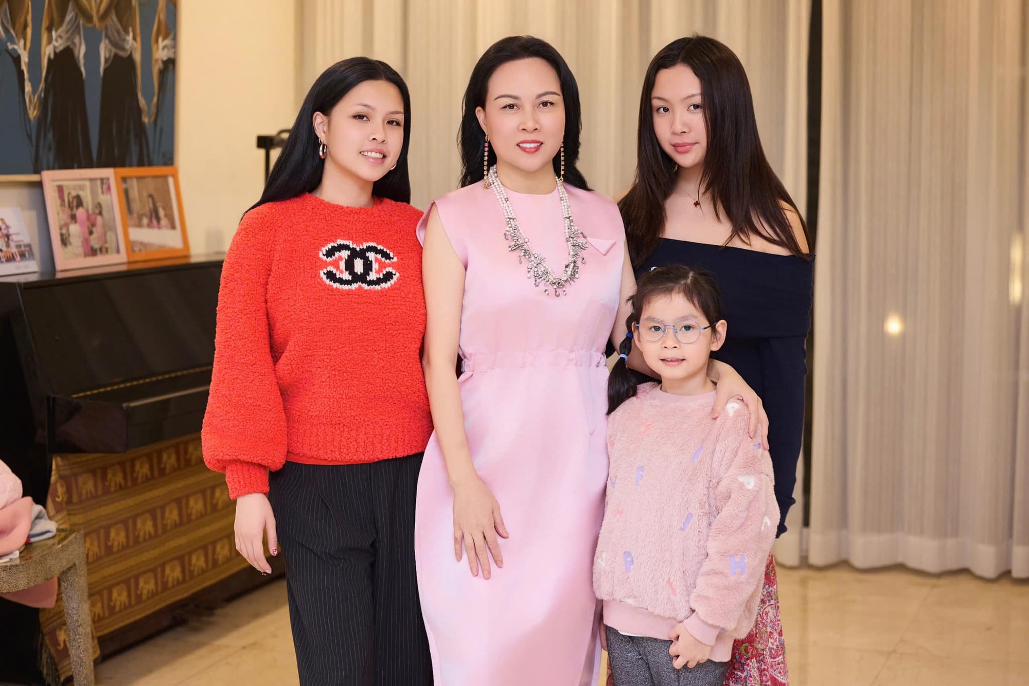 3 &aacute;i nữ nh&agrave; Phượng Chanel: Nhan sắc hai con g&aacute;i lớn g&acirc;y bất ngờ, nh&oacute;c tỳ &uacute;t được thừa hưởng điều n&agrave;y từ Qu&aacute;ch Ngọc Ngoan- Ảnh 1.